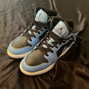 Barely worn Jordan 1s